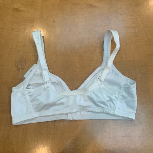 Simply Basic White Front Close Bra Size 40D No Wire Bra Style 5366 NWT - Picture 2 of 8